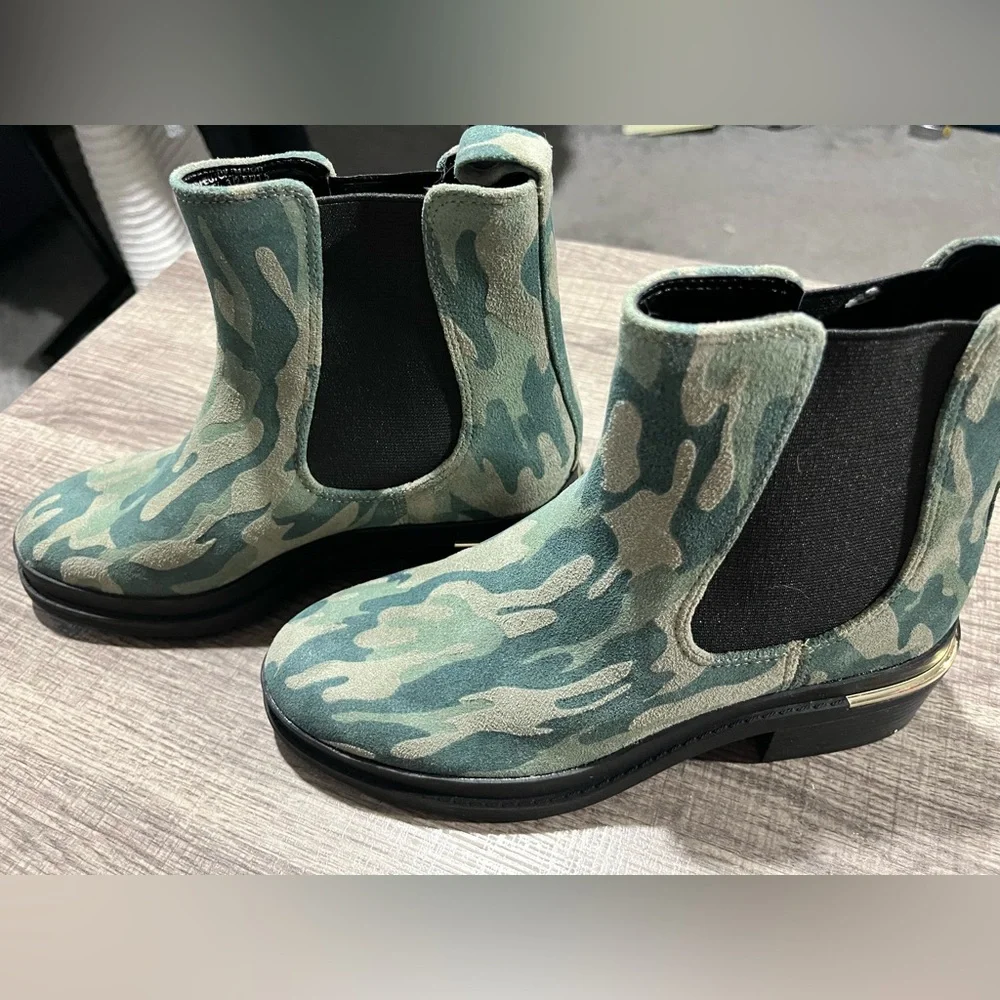 KENNETH COLE NEW YORK Women's Levon 2.0 Welt Chelsea Booties Olive Camo Size 5M